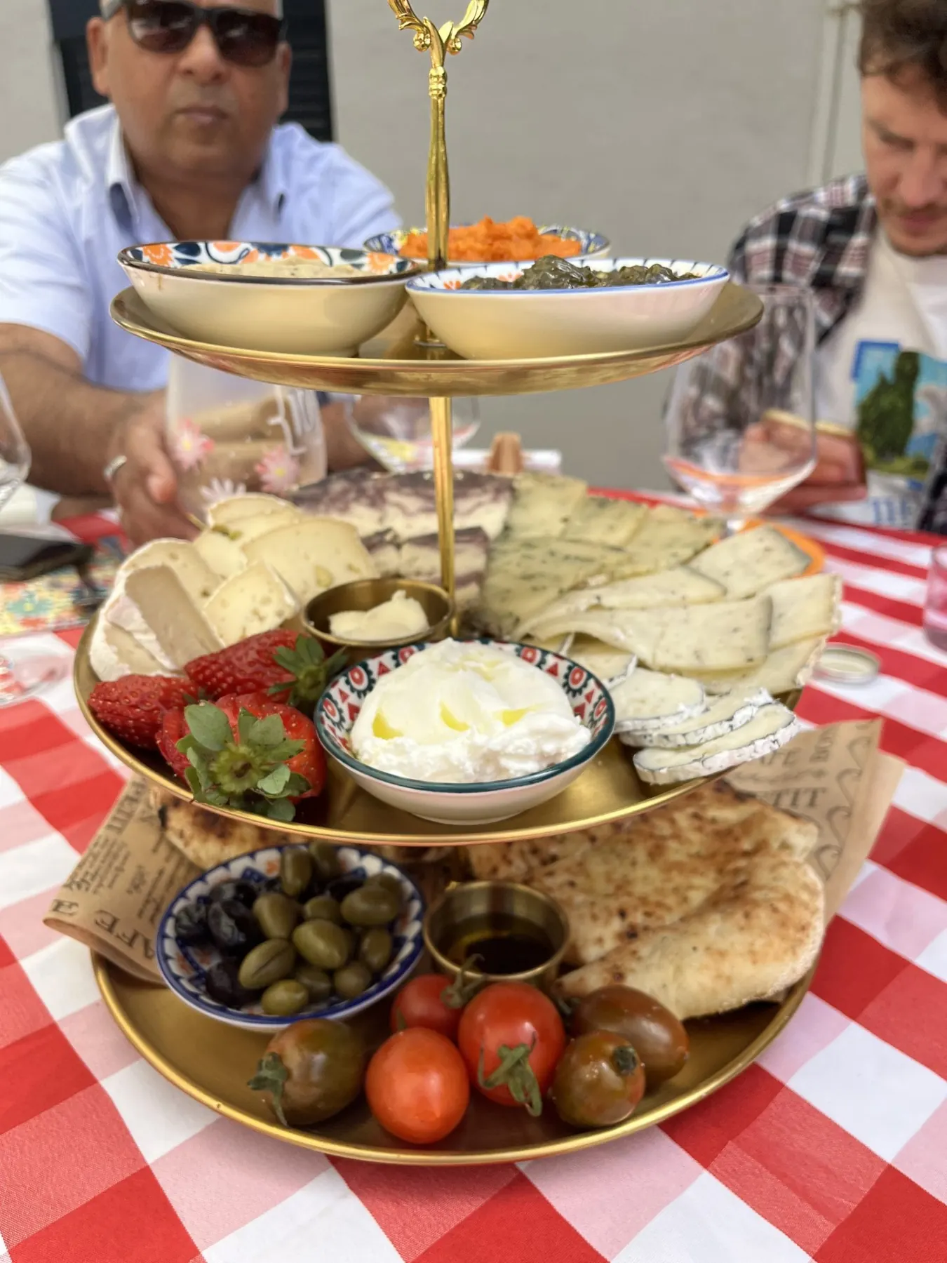 יין ומגשי אוכל בגן
